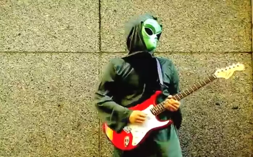 Guitar Playing Alien Rocks Out To The Doobie Brothers [VIDEO]