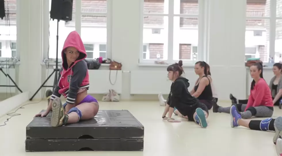 Hot Dancer In Prague Hosts A Twerking Class [VIDEO]