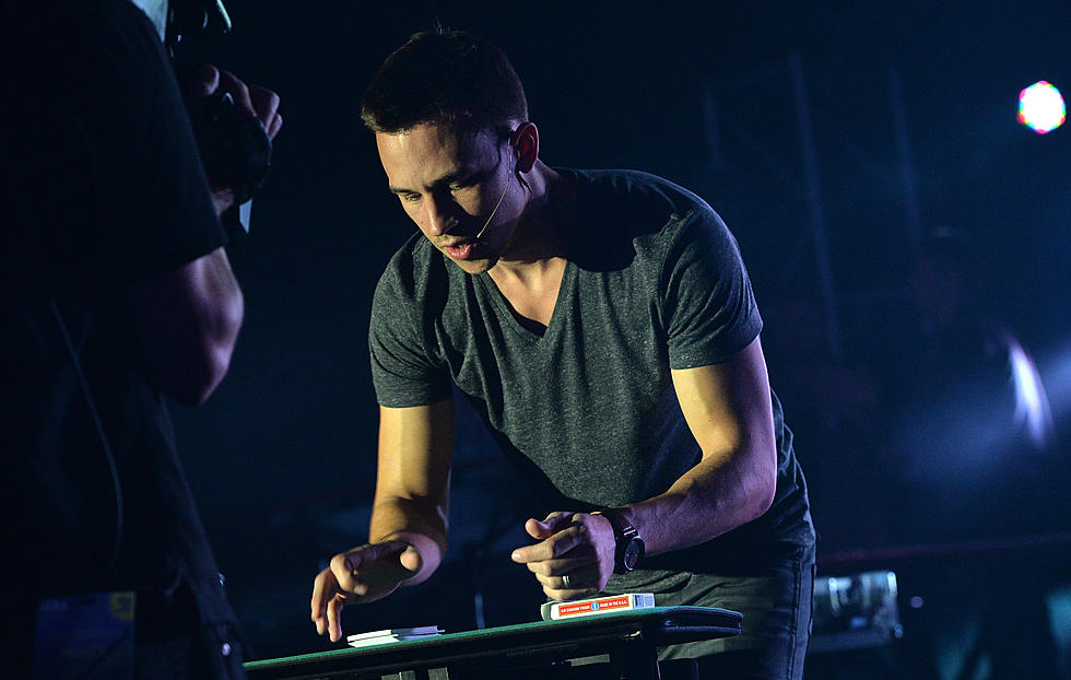 Magician Justin Flom Mixes Music & Card Tricks Together For An Awesome Show [VIDEO]