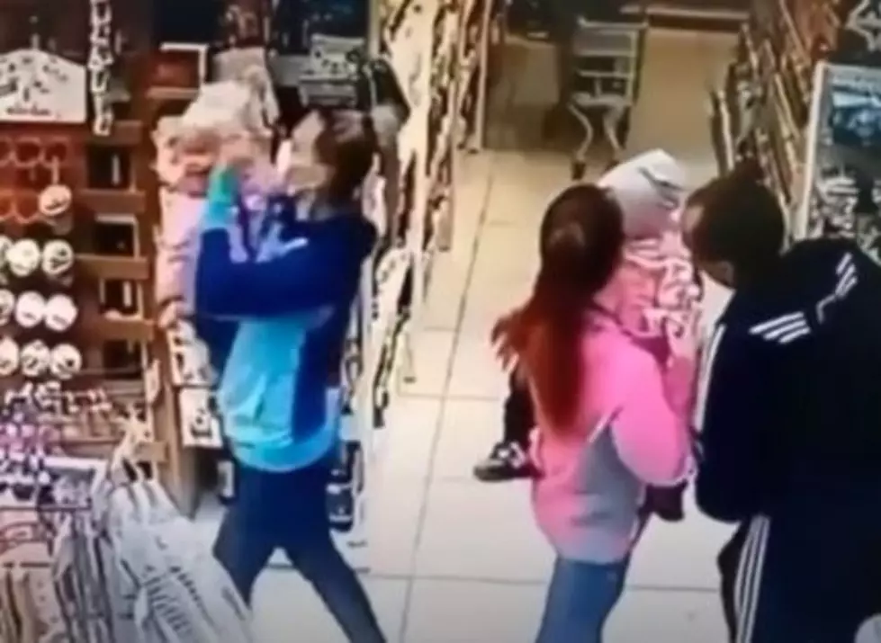 WATCH: Mother Grabs The Wrong Kid While Grocery Shopping &#038; Doesn&#8217;t Notice