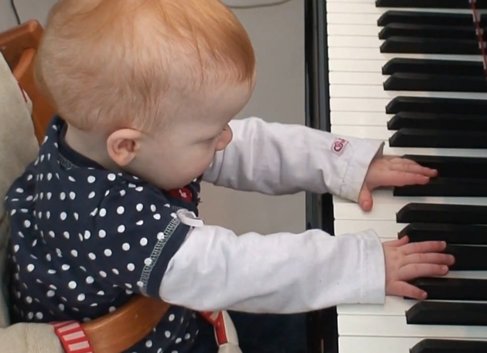 One Year Old Plays Piano [VIDEO]