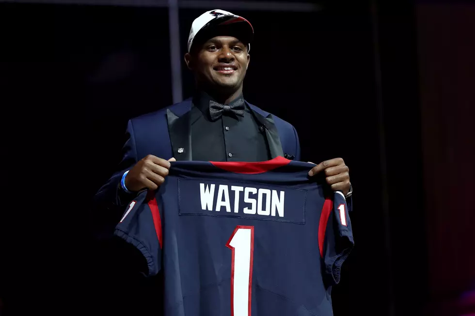 Texans QB Watson Donates First Paycheck To Stadium Employees Affected By Harvey [VIDEO]