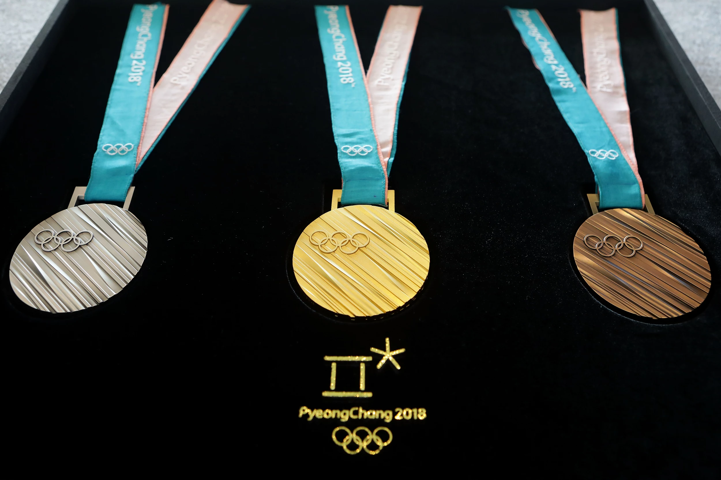 Медали сочи спортсмены. Медали Пхенчхан 2018. Олимпийские медали сент Луис 1904. Медали дизайнерские. Олимпийская медаль 2018.