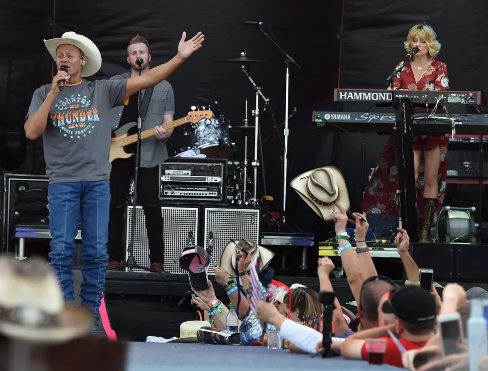 Neal McCoy Stops Show to Say Pledge with Dustin Sonnier’s Son