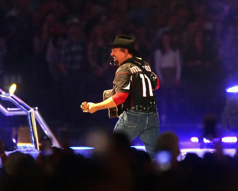 Garth Brooks Shows Off Sanders 20 Jersey, Internet Freaks