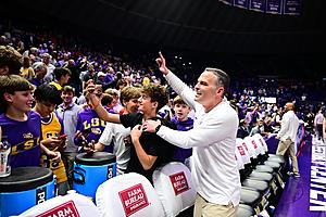 LSU Fans Storm Court After Beating #17 Kentucky in Baton Rouge...