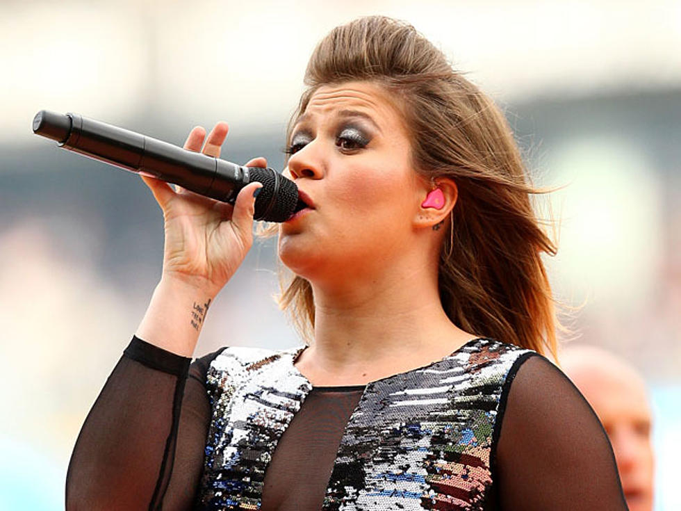 Kelly Clarkson Discusses Style… And Hot Rugby Guys In Australian Interview [VIDEO]