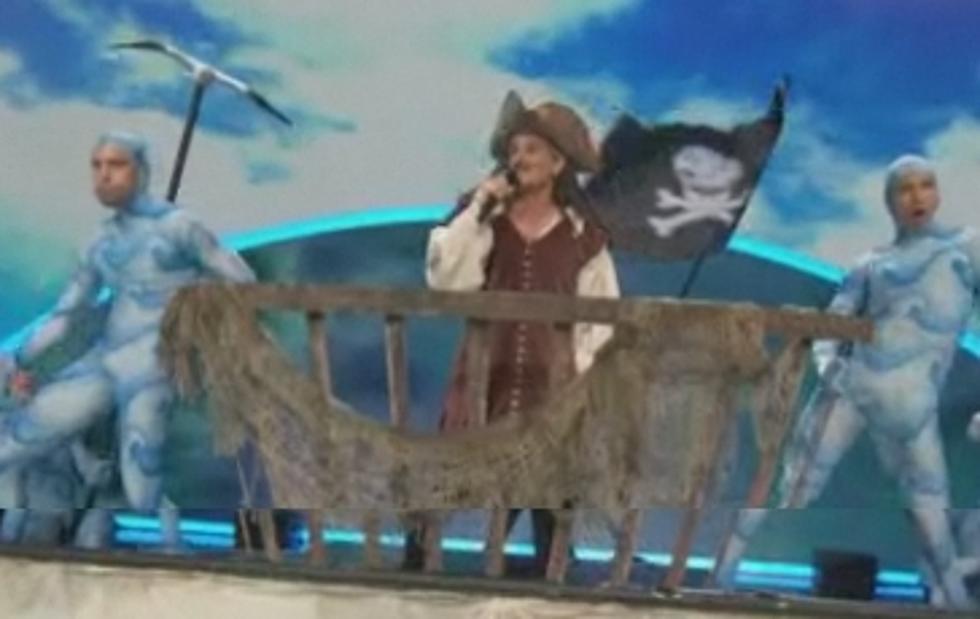 Michael Bolton Dressed As Jack Sparrow Last Night On The Emmy’s