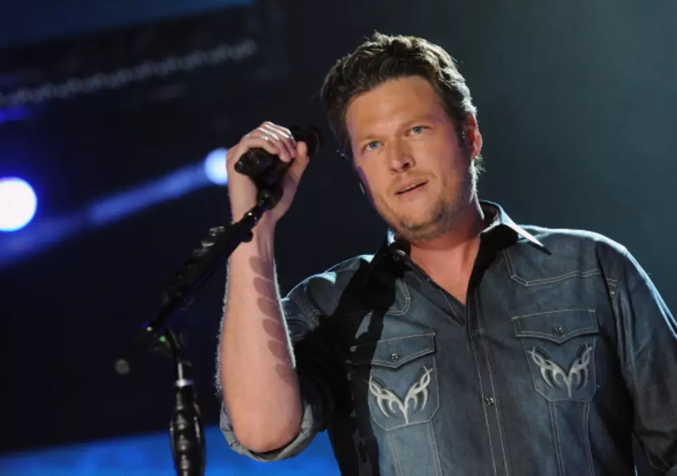 Country Music Legend Takes Mic From Blake Shelton at Karaoke