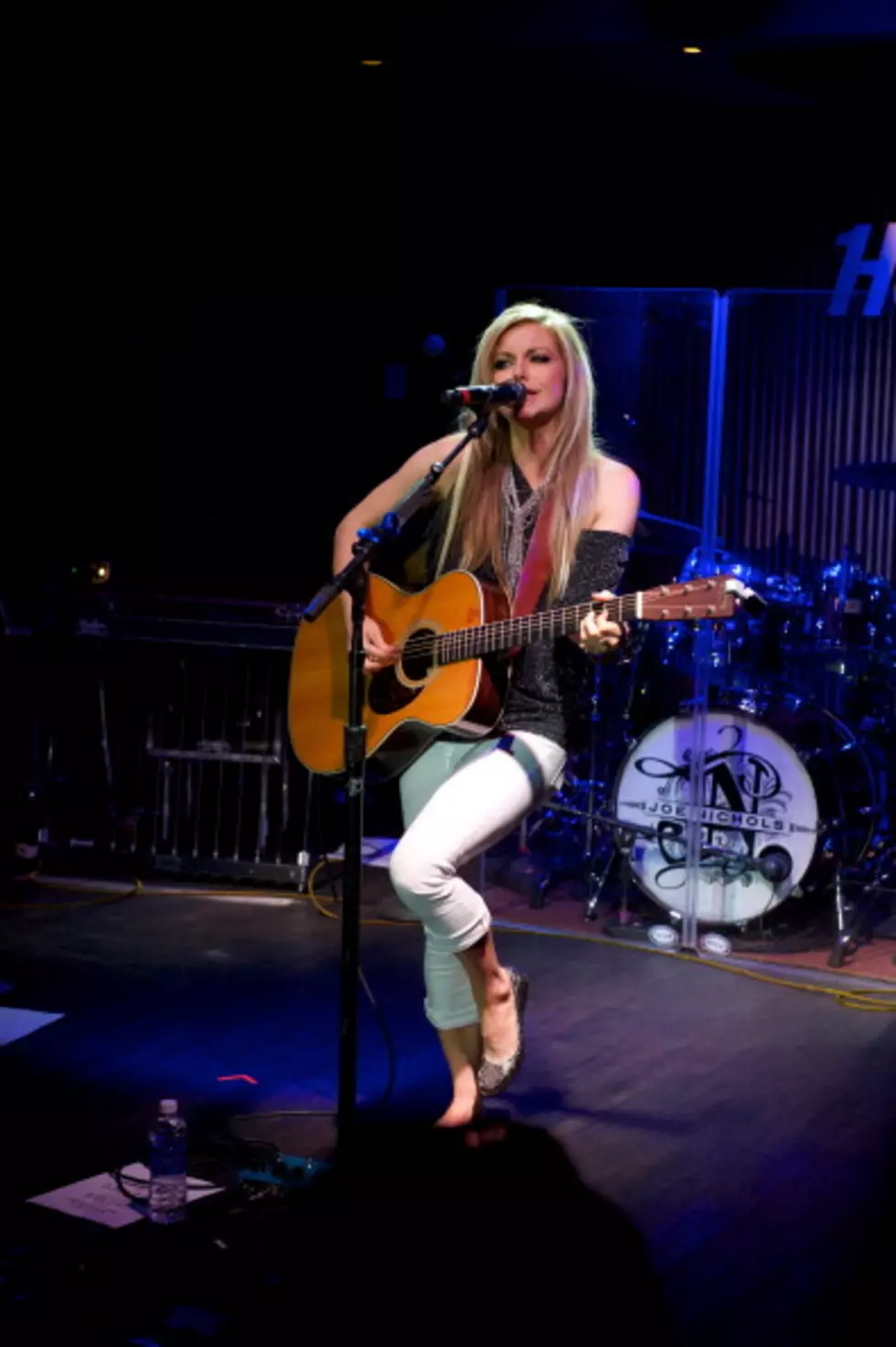 Watch Lindsay Ell&#8217;s New Video Here, Listen to Win Tickets To See Her in Duluth with The Band Perry [VIDEO]