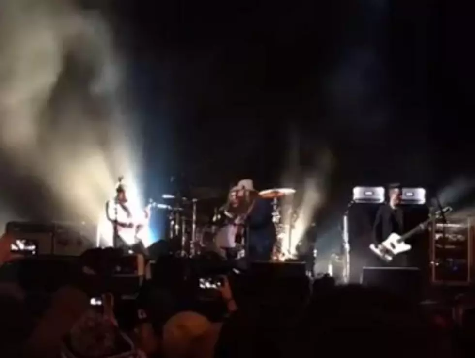 Chris Stapleton Joins Kings of Leon for A Crowd Pleasing Performance of &#8216;Simple Man&#8217;