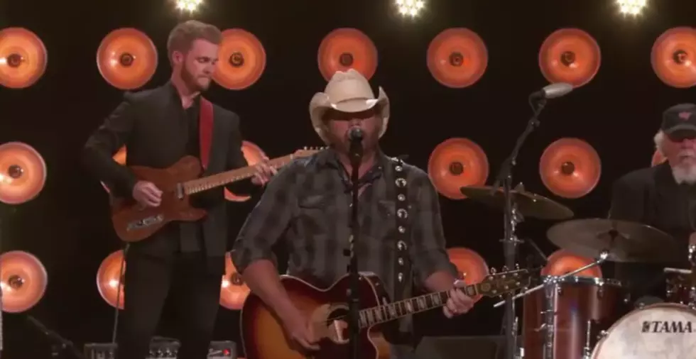 Toby Keith Pays Tribue To Merle Haggard With His Band &#8216;Perfect Strangers&#8217; at ACC Awards [VIDEO]