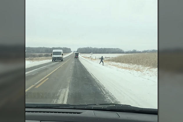 Check Out This Amish Man Skiing In The Ditch Behind A Buggy in MN