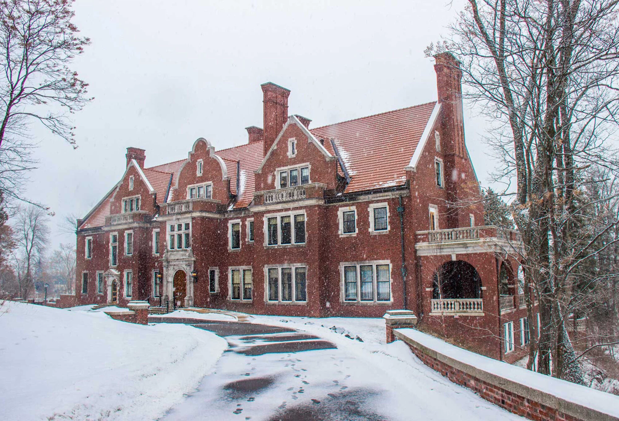 Beautiful! See Duluth's Glensheen Mansion Decorated For Christmas