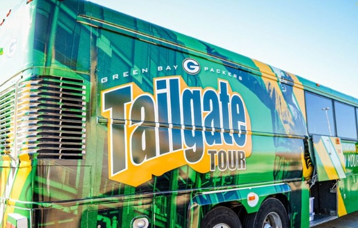 Hundreds of Packer fans attend Green Bay Packer Tailgate Tour