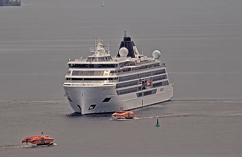 What Is A Tender + Why Do Cruise Ships Use Them In Duluth? picture