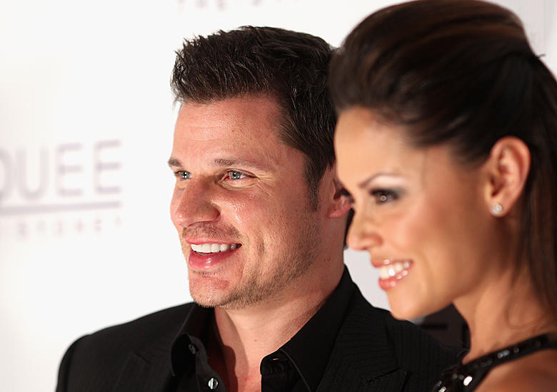 How tall is Nick Lachey and does he stand on a box filming Love Is Blind?