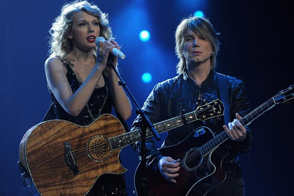 Taylor Swift Peforms ‘Iris’ With Goo Goo Dolls’ Johnny Rzeznik