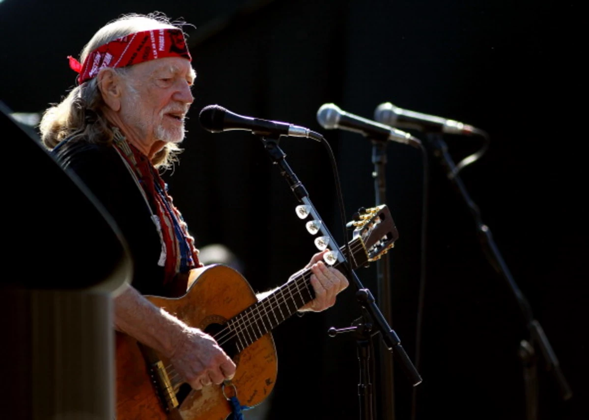 Willie Nelson To Be Bronzed Night After Lufkin Concert