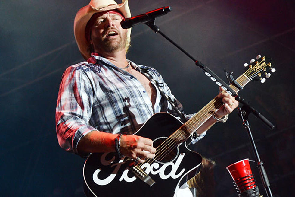Toby Keith Drops Sudsy New ‘I Like Girls That Drink Beer’ Lyric Video