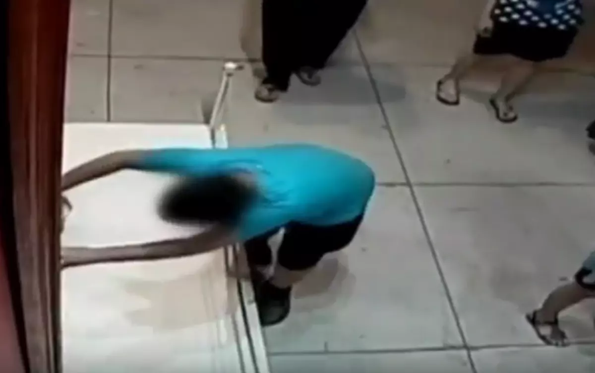 Clumsy Kid Destroys Priceless Painting [WATCH]