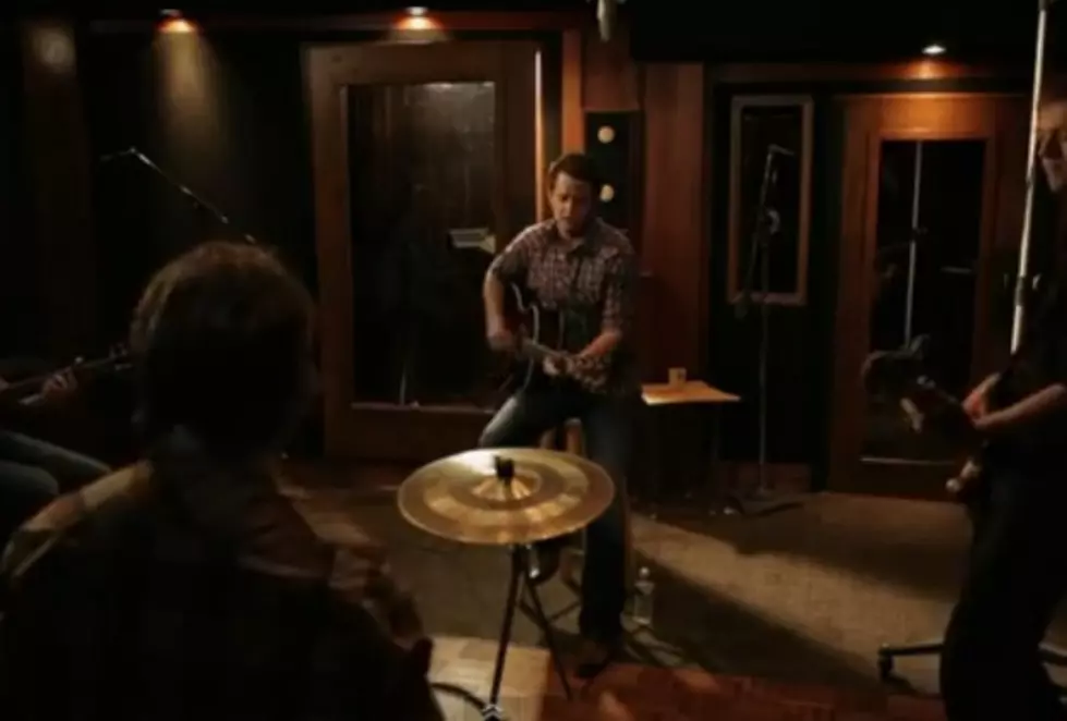 Easton Corbin: All Over the Road – Acoustic Version [VIDEO]