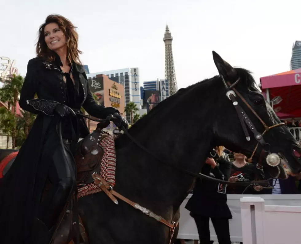 Shania Twain Arrives in Las Vegas on Horseback [VIDEO]