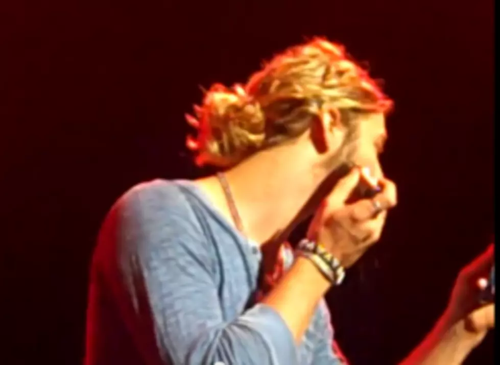 Casey James Shaves Beard During &#8216;Taste of Country Christmas Tour&#8217; [VIDEO]