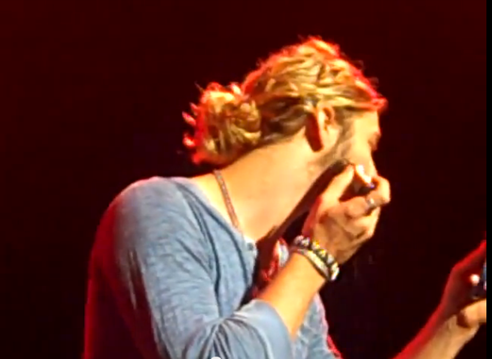 Casey James Shaves Beard During ‘Taste of Country Christmas Tour’ [VIDEO]