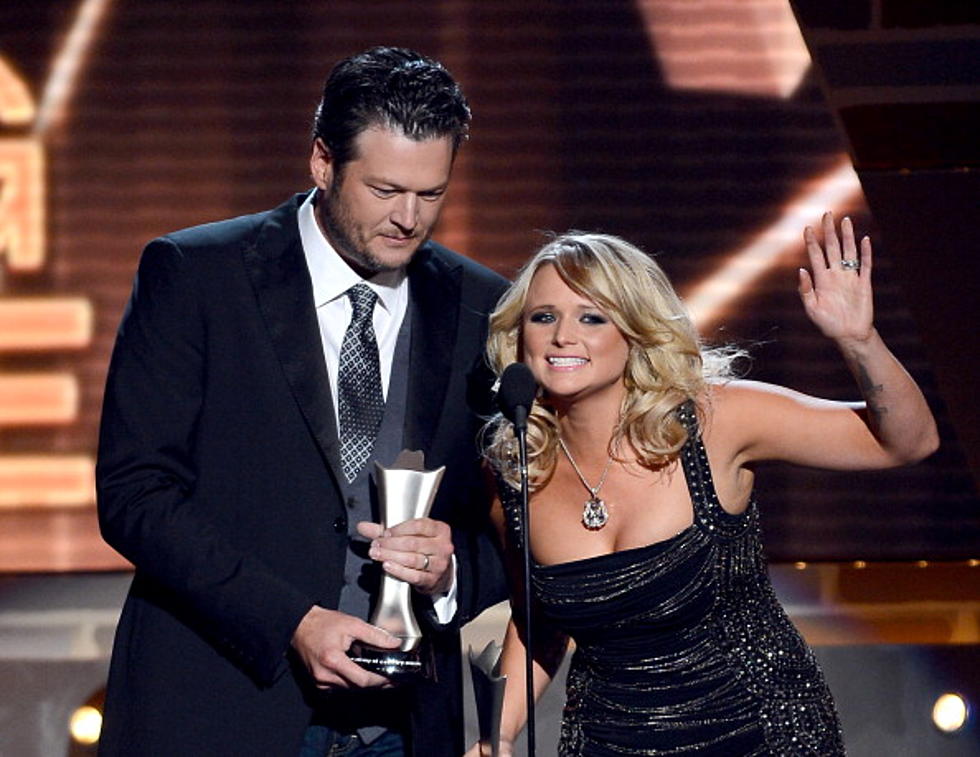 No Secrets, Blake Shelton Lets Miranda go Through His Phone