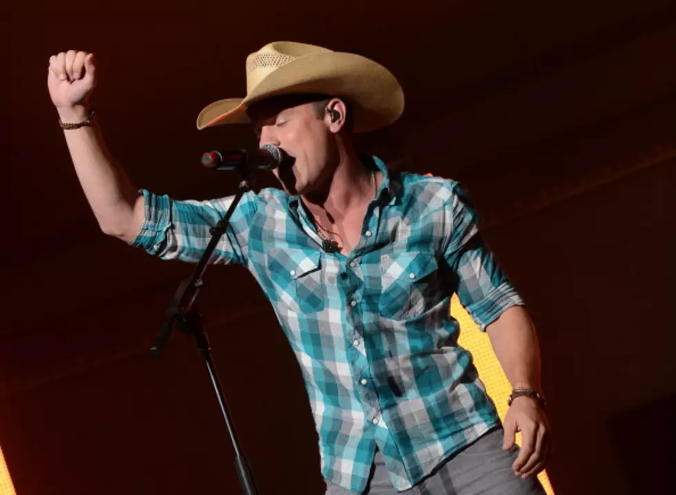 Dustin Lynch Headlines 2014 Taste of Country Christmas Tour at Shooters Dec. 6 [VIDEO]
