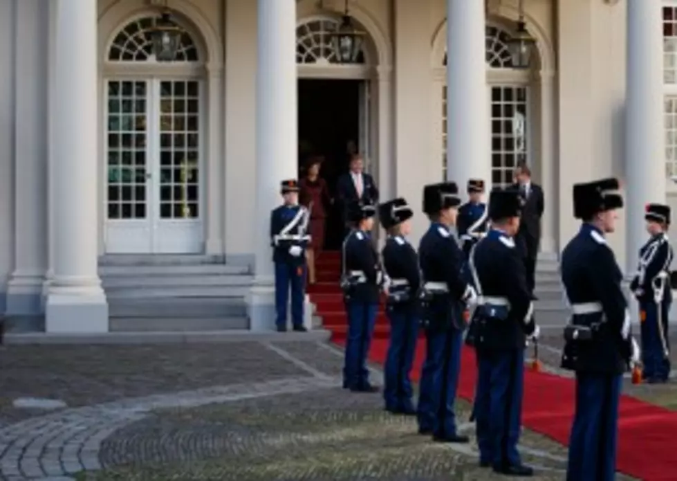 Netherlands Government Pleads With People to Not Pee on the Palace &#8211; Global Oddities [VIDEO]