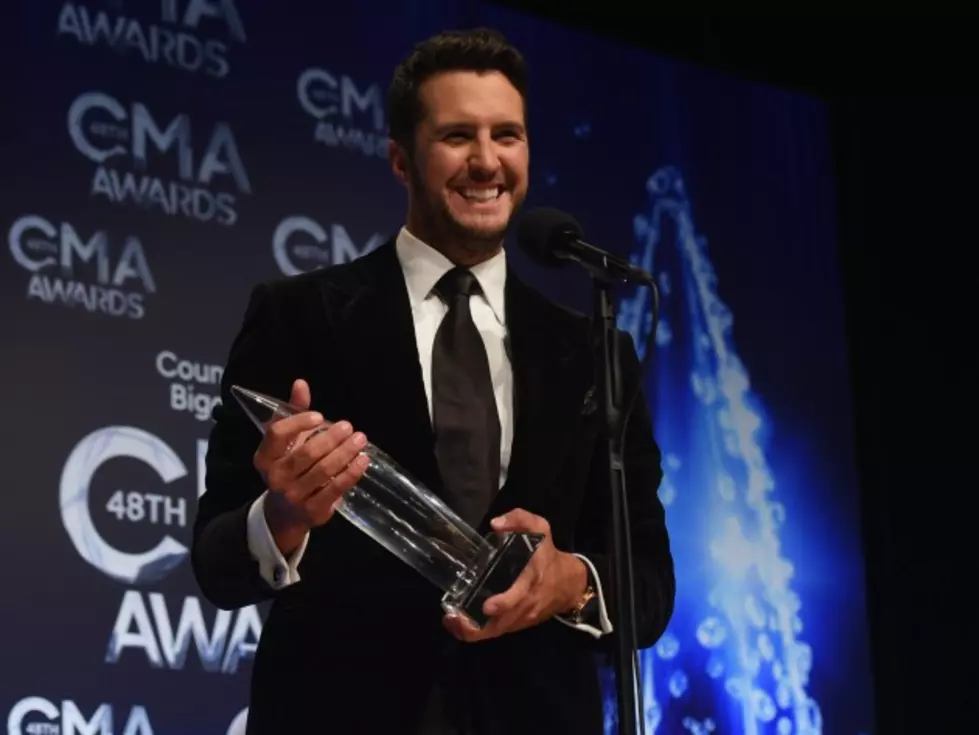 Catching up With The Entertainer of The Year Luke Bryan Backstage at The CMA Awards [VIDEO]