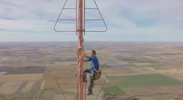 2000 Ft Radio Tower Light Bulb Changer How to Change a Light Bulb 1500 Feet in The Air
