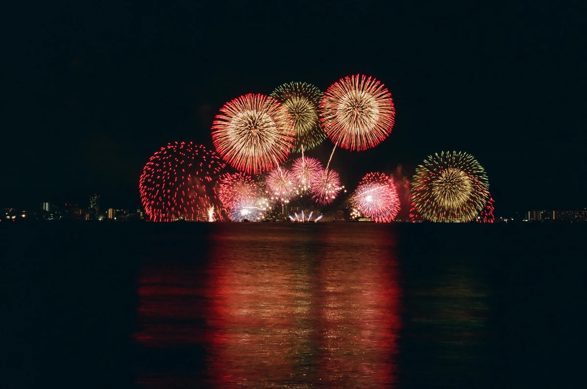 See Stunning Fireworks Memorial Day Weekend on Lake Hamilton