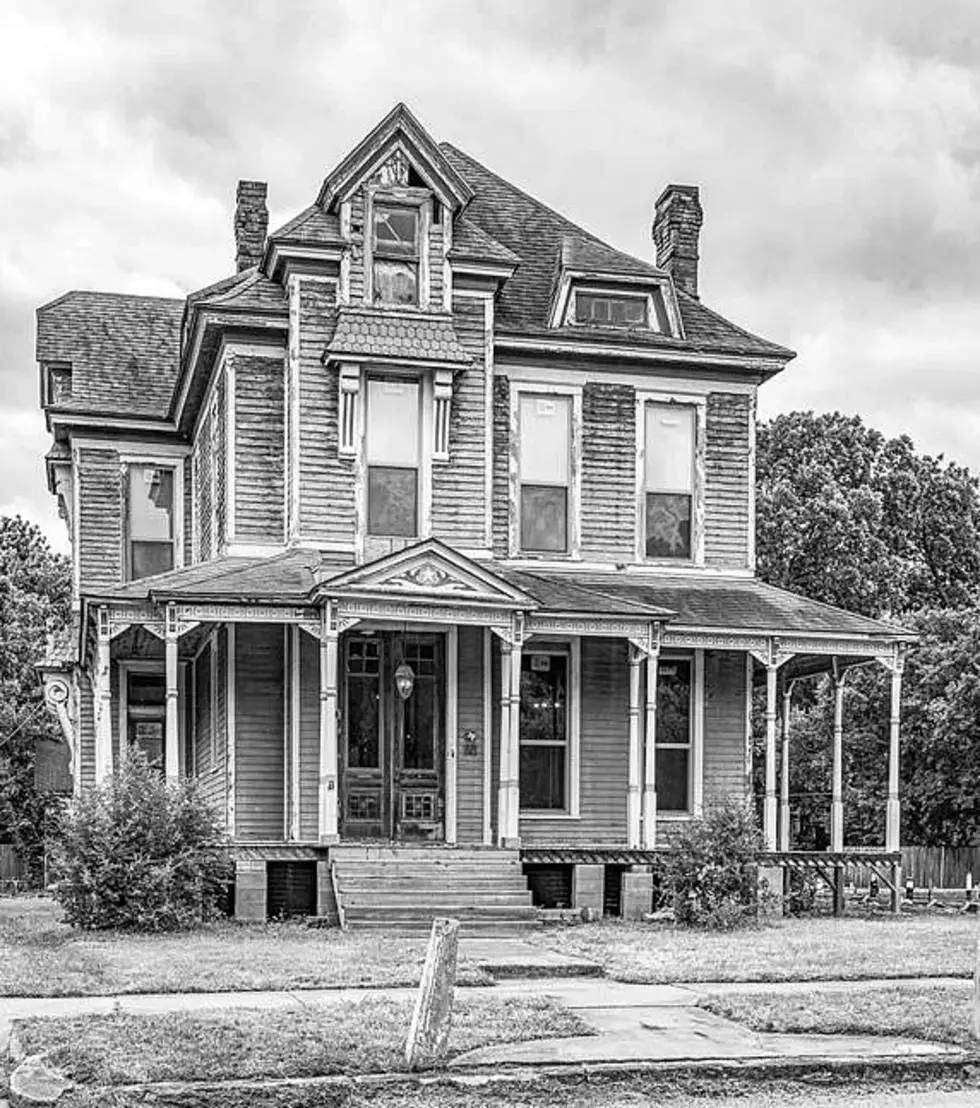 Denison House - front in BnW - Robin Phillips - Paragon realtors - Zillow