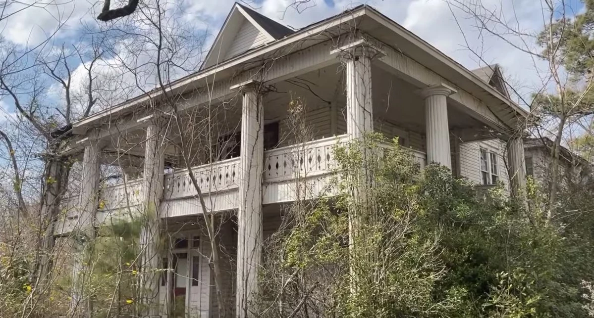 Abandoned Historic Home in Arkansas Looks Hauntingly Beautiful