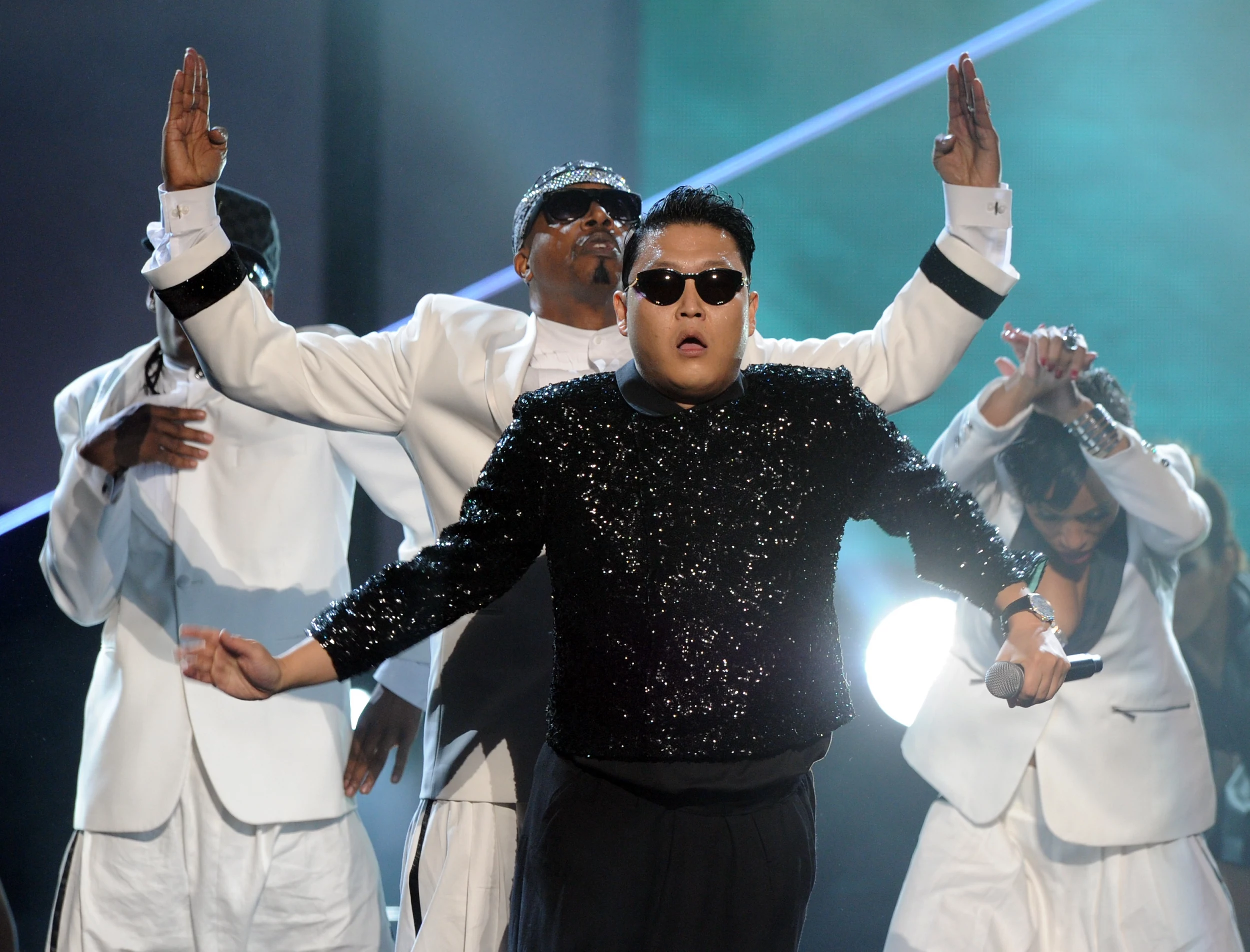 PSY Performs Live with MC Hammer [VIDEO]