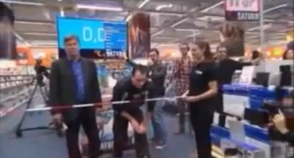 Guy Gets 156 Seconds to Take Anything From Huge Electronic Store [VIDEO]