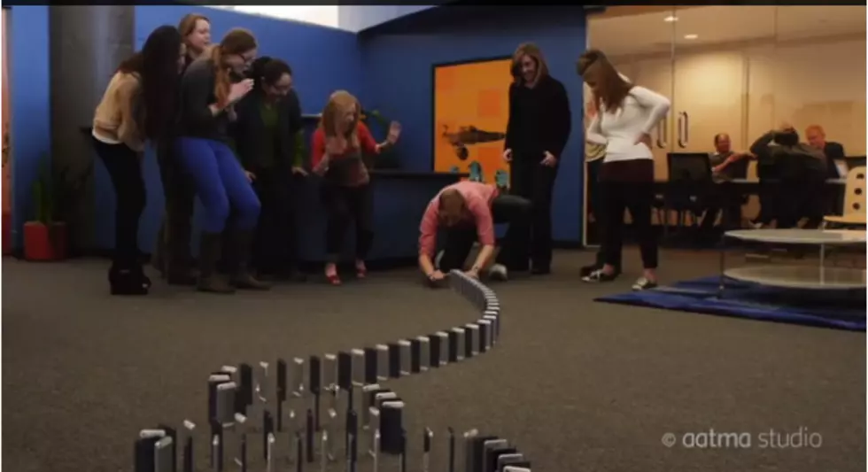 Let&#8217;s Use 10,000 iPhones to Play Dominoes [VIDEO]