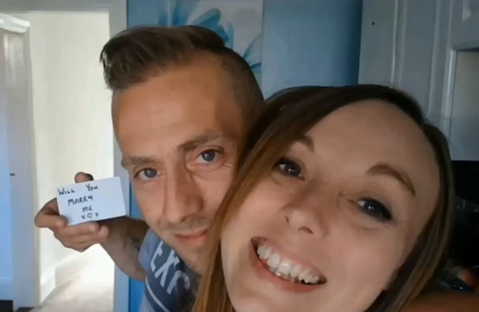 Guy Proposes to Girlfriend in 148 Selfies Without Her Noticing