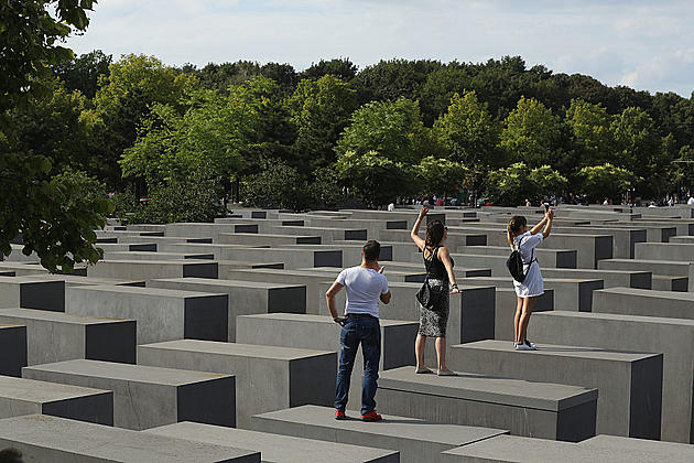 German Artist Shames Selfie Takers at Berlin&#8217;s Holocaust Memorial