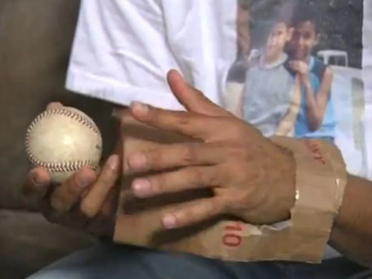 Mariano Rivera Demonstrates How to Make a Cardboard Baseball Glove