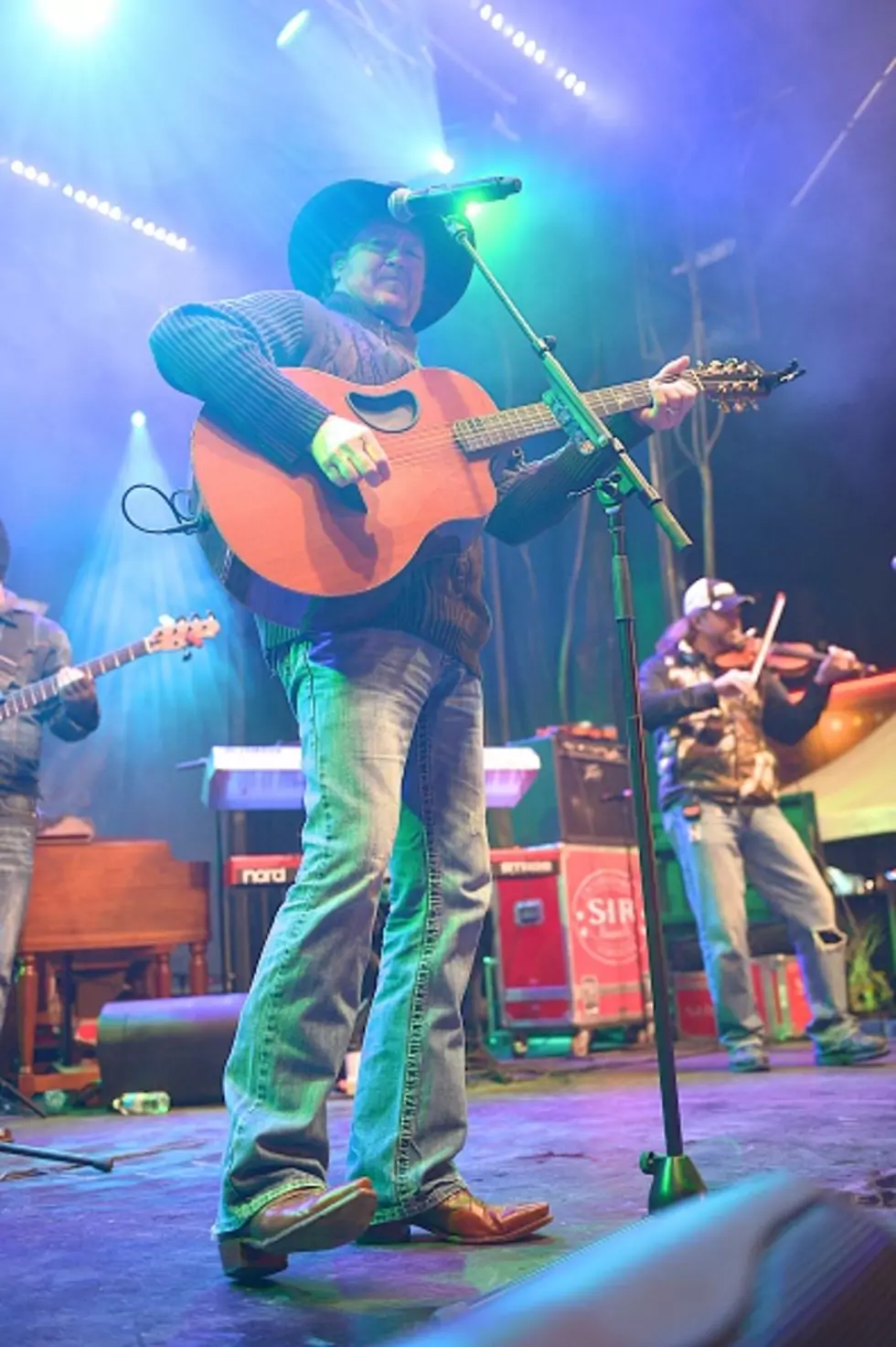 Tracy Lawrence Takes It Back Sunday Nights