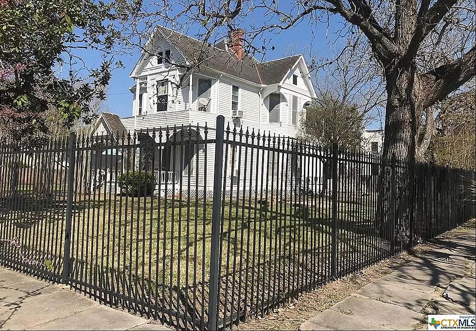 A True Victorian: Check Out this Victorian House on North Victoria Street