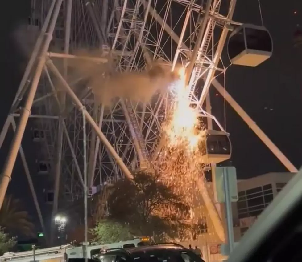 [VIDEO] Ferris Wheel Loses Power - Passengers Stranded for Almost