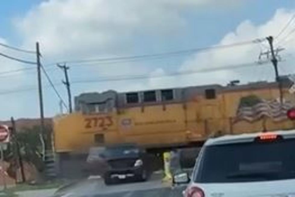 VIDEO:Family Narrowly Escapes Before Vehicle Struck by Train in North Texas