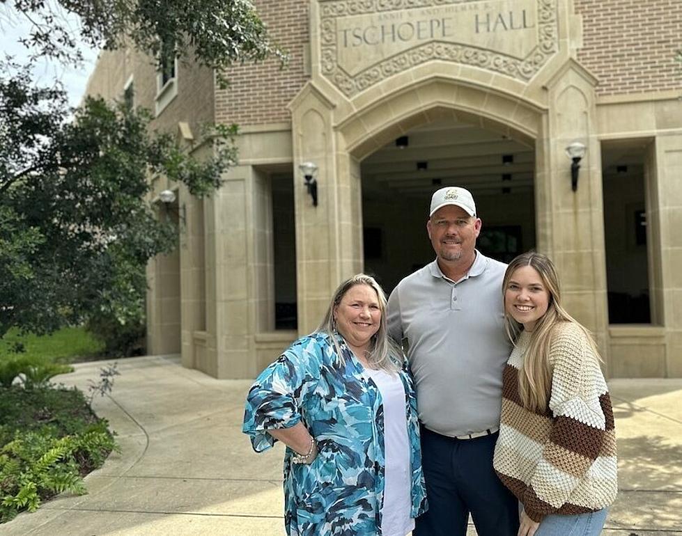 HEARTWARMING: Texas Mom, Dad, and Daughter Walk Stage Together