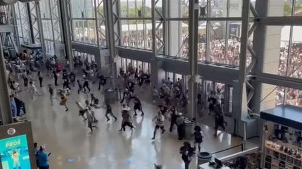 [VIDEO] This is What Happens When the Doors Open at Jerry World
