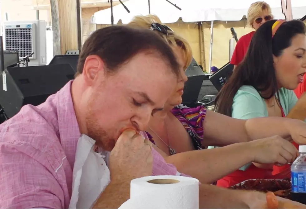 Watch the Kissin&#8217; Bandit win the Mudbug Madness Celebrity Crawfish Eating Contest